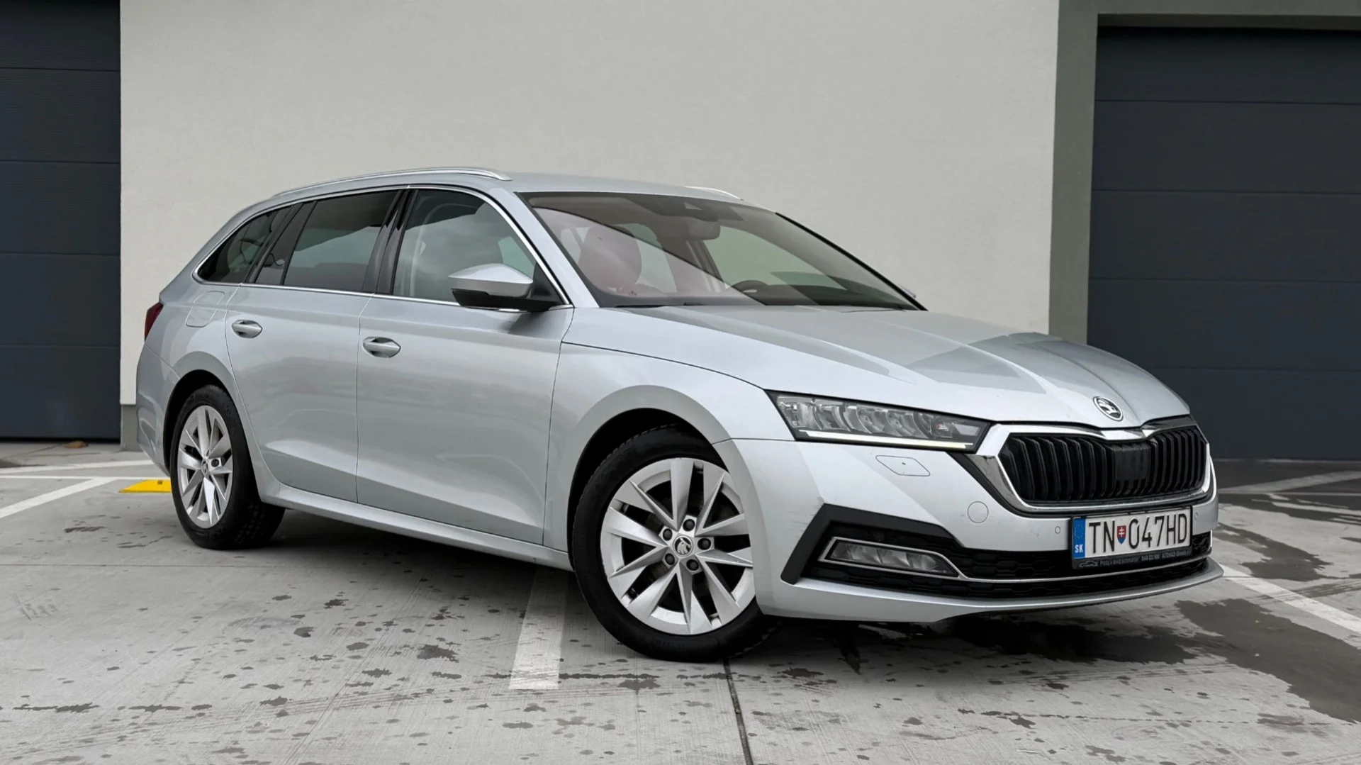 Škoda Octavia 2021 - Kliknutím zobrazíte detail vozidla Škoda Octavia 2021 petrol - Prenájom prémiového vozidla v BlackRent autopožičovni na Slovensku za 33,00€/deň