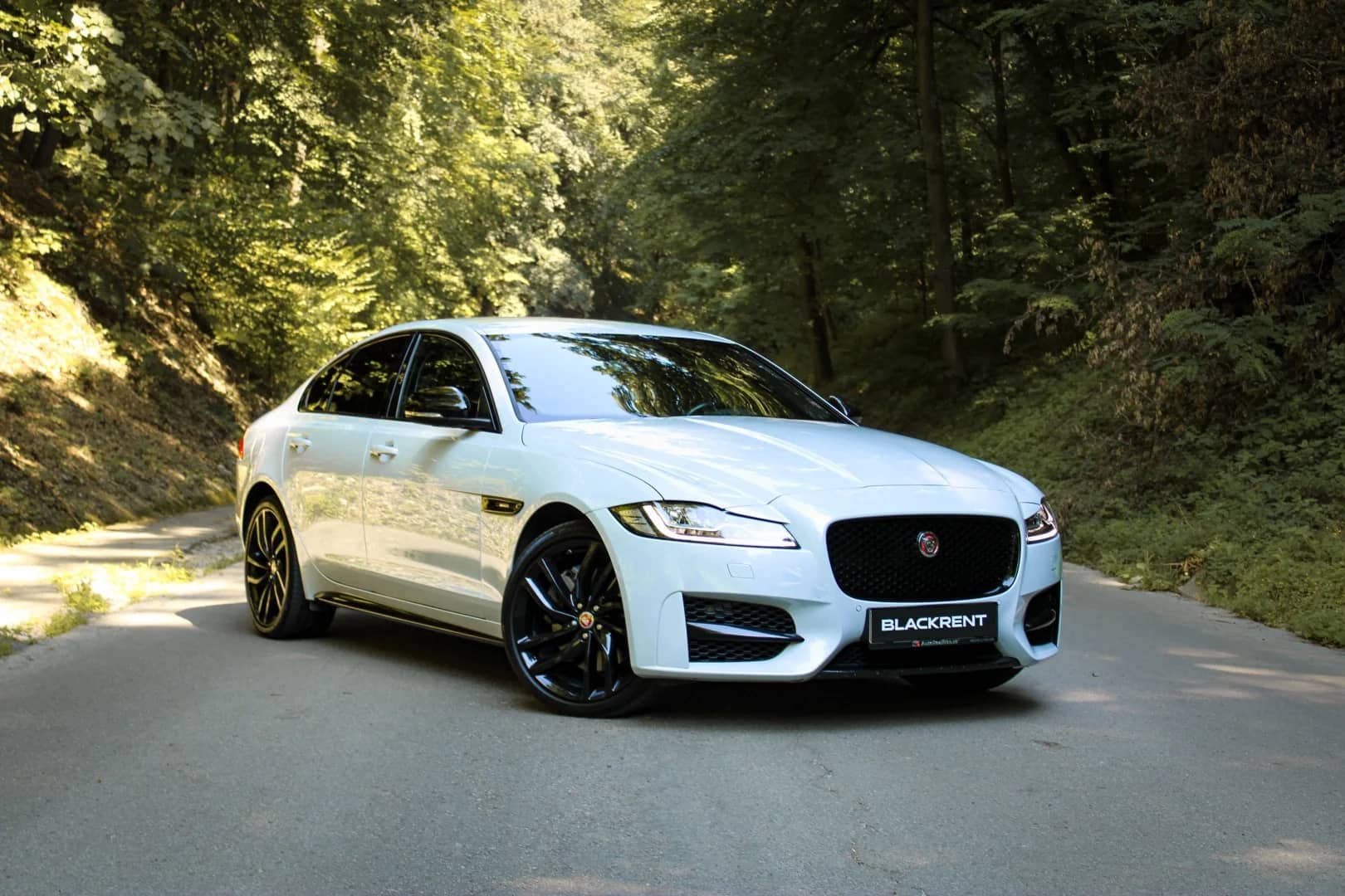 Jaguar XF 2016 - Kliknutím zobrazíte detail vozidla Jaguar XF 2016 diesel - Náhľad prémiového vozidla v BlackRent autopožičovni na Slovensku za 45,00€/deň