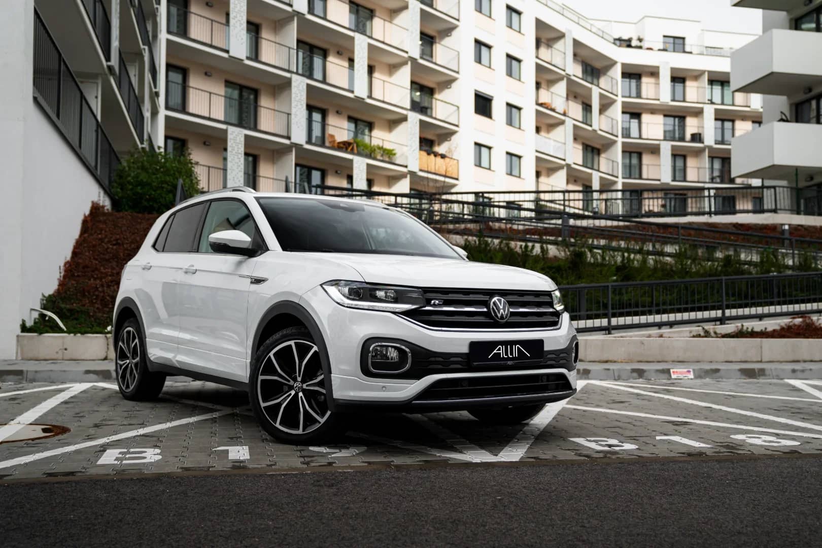Volkswagen T-Cross 2022 - Kliknutím zobrazíte detail vozidla Volkswagen T-Cross 2022 petrol - Náhľad prémiového vozidla v BlackRent autopožičovni na Slovensku za 30,00€/deň