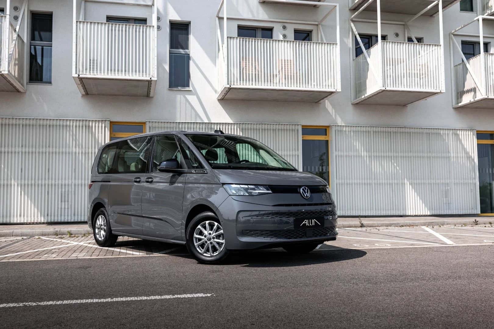 Volkswagen Multivan 2025 - Kliknutím zobrazíte detail vozidla Volkswagen Multivan 2025 diesel - Náhľad prémiového vozidla v BlackRent autopožičovni na Slovensku za 70,00€/deň