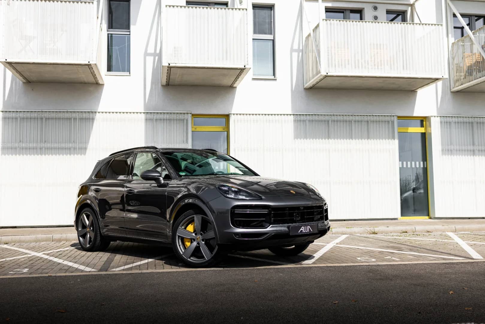 Porsche Cayenne 2021 - Kliknutím zobrazíte detail vozidla Porsche Cayenne 2021 petrol - Náhľad prémiového vozidla v BlackRent autopožičovni na Slovensku za 150,00€/deň