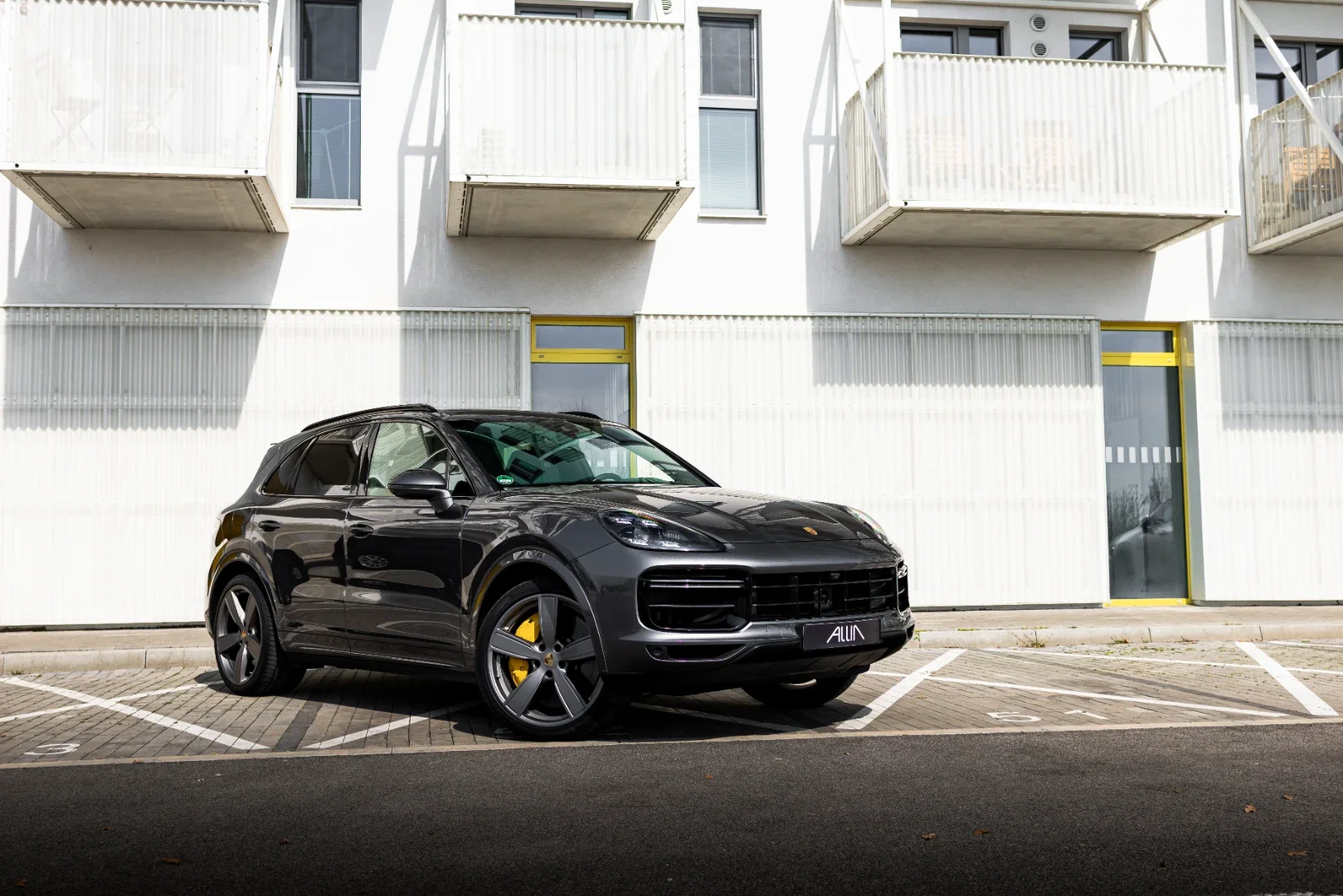 Porsche Cayenne 2021 - Kliknutím zobrazíte detail vozidla Porsche Cayenne 2021 petrol - Prenájom prémiového vozidla v BlackRent autopožičovni na Slovensku za 150,00€/deň