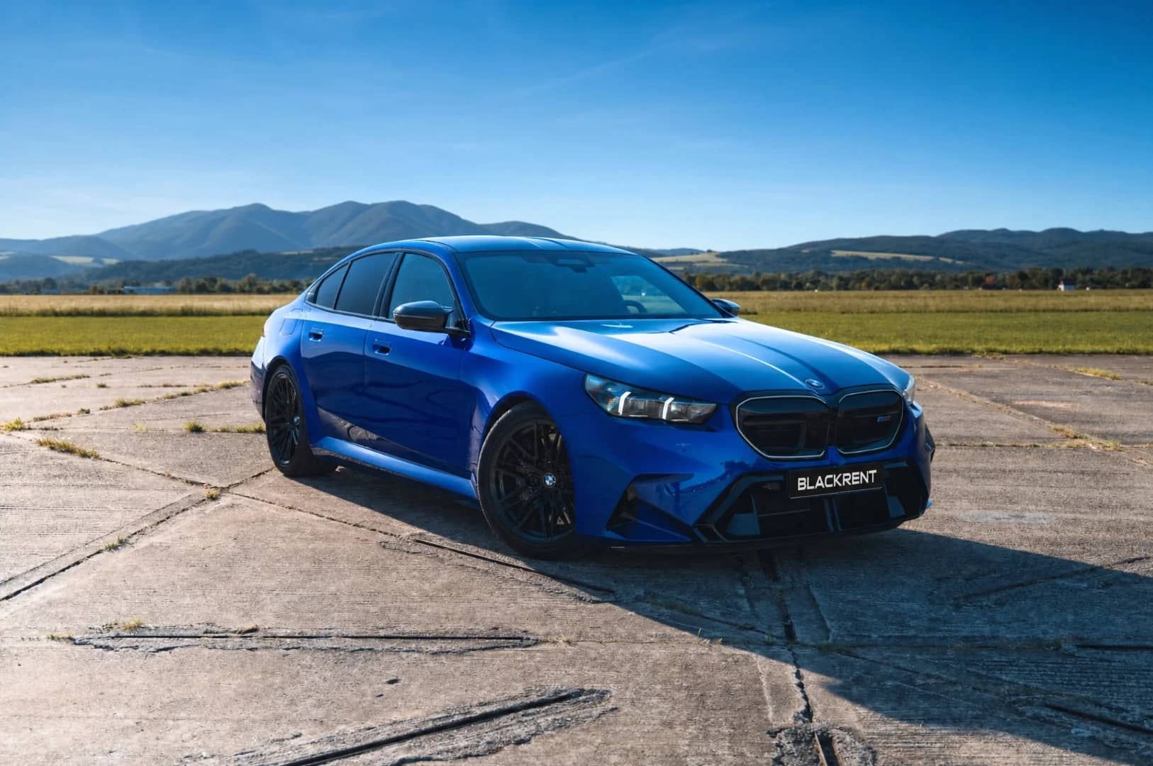 BMW M5 2025 - Kliknutím zobrazíte detail vozidla BMW M5 2025 petrol - Náhľad prémiového vozidla v BlackRent autopožičovni na Slovensku za 161,50€/deň