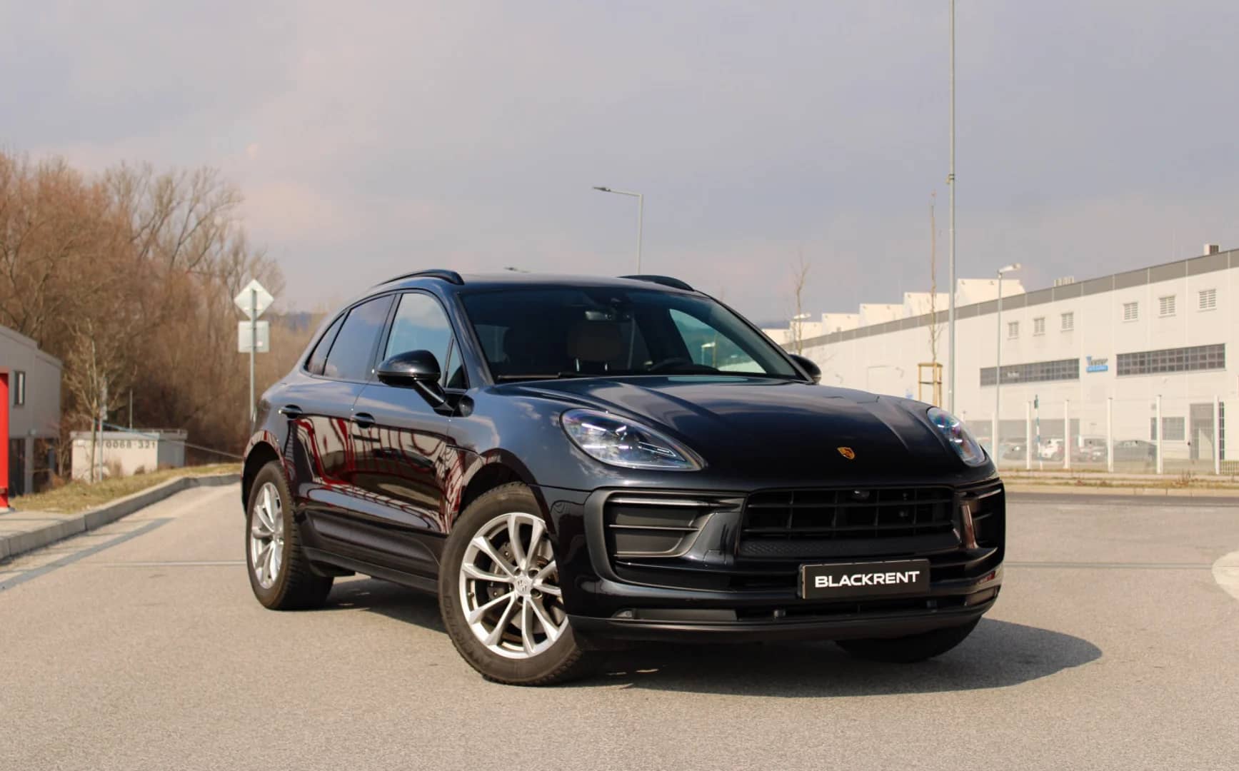 Porsche Macan 2023 - Kliknutím zobrazíte detail vozidla Porsche Macan 2023 petrol - Náhľad prémiového vozidla v BlackRent autopožičovni na Slovensku za 70,00€/deň