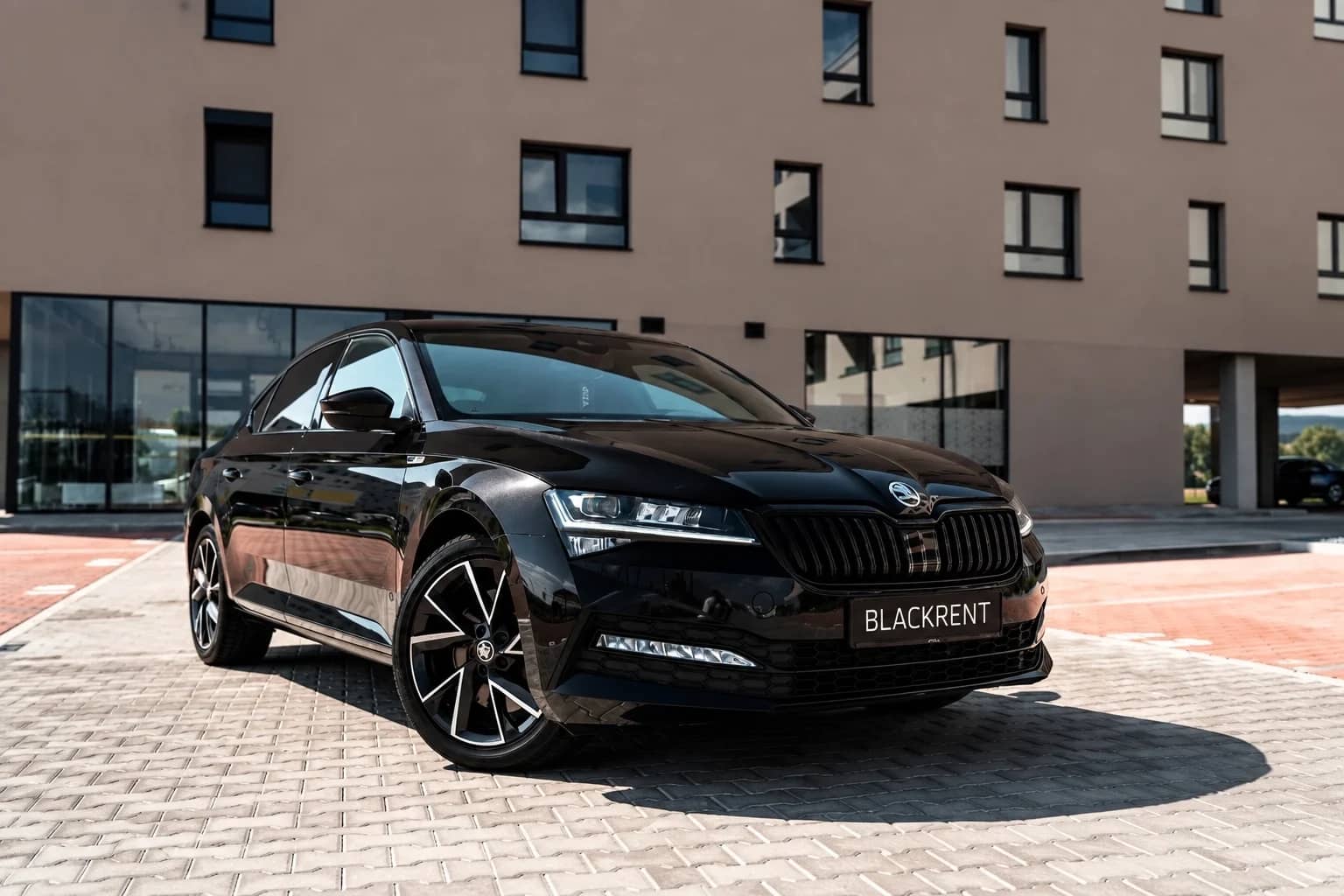 Škoda Superb 2022 - Kliknutím zobrazíte detail vozidla Škoda Superb 2022 petrol - Náhľad prémiového vozidla v BlackRent autopožičovni na Slovensku za 40,00€/deň
