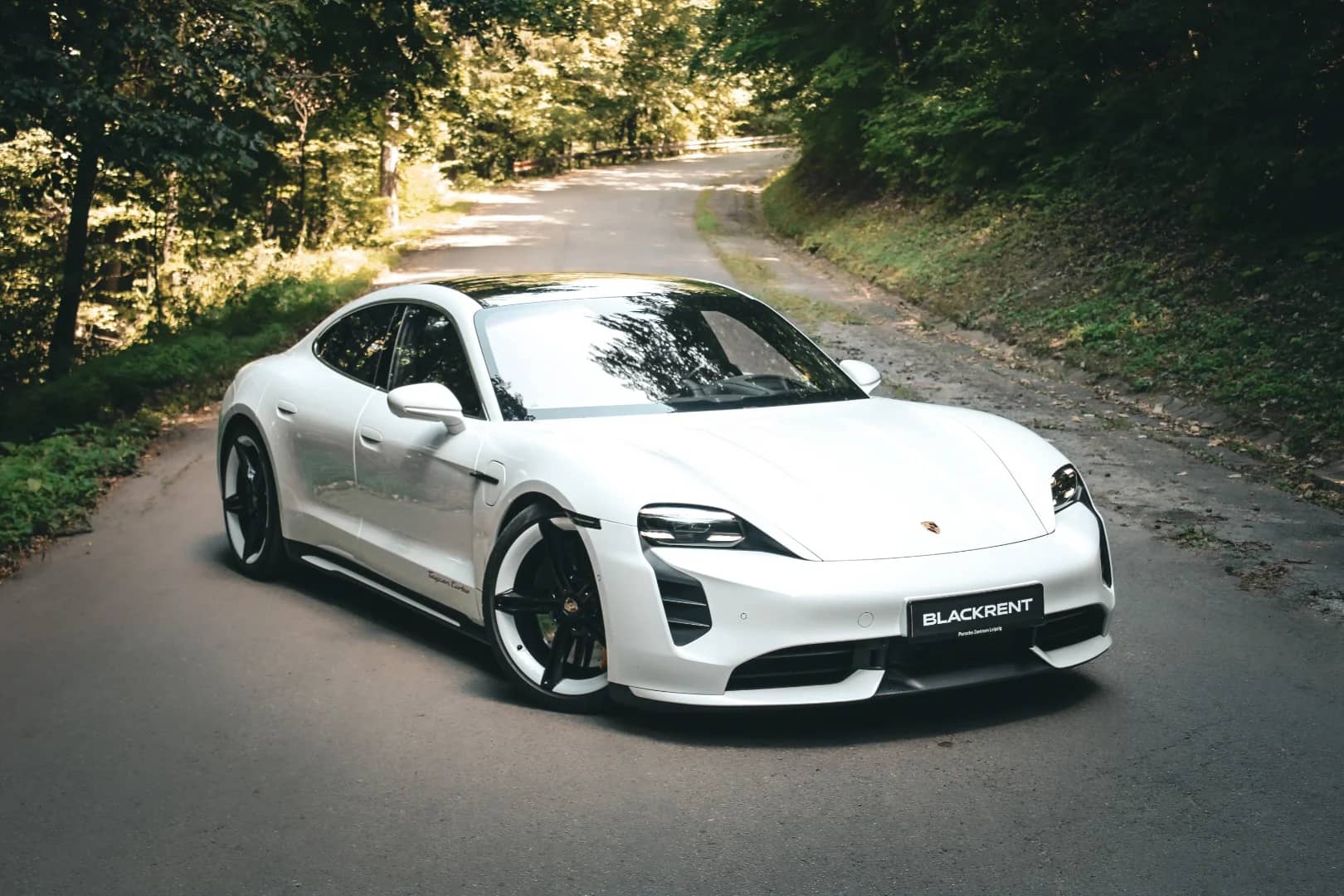 Porsche Taycan 2020 - Kliknutím zobrazíte detail vozidla Porsche Taycan 2020 petrol - Náhľad prémiového vozidla v BlackRent autopožičovni na Slovensku za 150,00€/deň